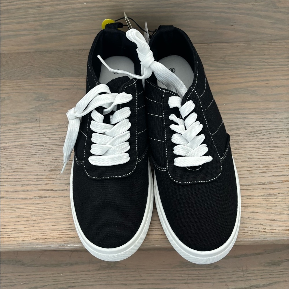 Ardene Classic Laced Sneakers - New with Tags - Women’s Size 9